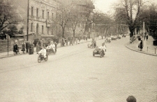 [Przejazd motocyklistów Zrzeszenia Sportowego "Kolejarz" Olsztyn w paradzie sportowej. 1]