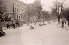 [Przejazd motocyklistów Zrzeszenia Sportowego "Kolejarz" Olsztyn w paradzie sportowej. 2]