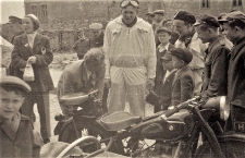 [Sekcja motorowa Zrzeszenia Sportowego "Kolejarz" na ulicach Olsztyna. 1]