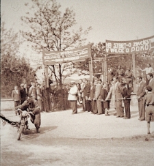 [Zawodnik motocyklowy na punkcie kontrolnym rajdu]