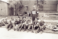 [Reprezentacja sekcji motorowej Zrzeszenia Sportowego "Kolejarz" Olsztyn na rajdzie w Radomiu. 1]