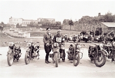 [Zawodnicy sekcji motorowej Zrzeszenia Sportowego "Kolejarz" Olsztyn na rajdzie w Radomiu. 4]