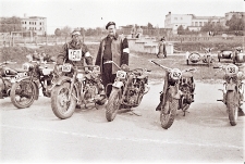 [Zawodnicy sekcji motorowej Zrzeszenia Sportowego "Kolejarz" Olsztyn na rajdzie w Radomiu. 2]