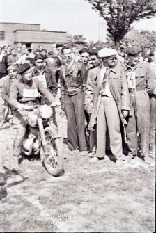 [Zawodnik wyścigu motocyklowego w oczekiwaniu na start]