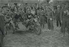 [Motocykliści w oczekiwaniu na start]