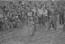 [Motocyklista na starcie]