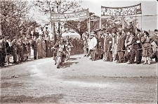 [Zawodnicy rajdu motocyklowego na punkcie kontrolnym]