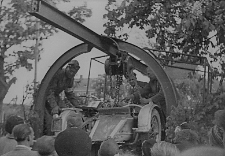 [Załadunek motocykla na platformę transportową]