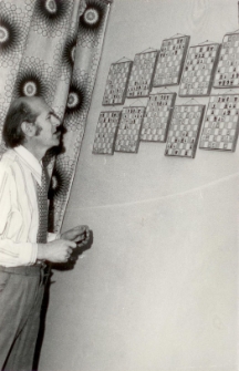 [Ryszard Sternik przy ekspozycji unikatowych rozgrywek w szachach korespondencyjnych]