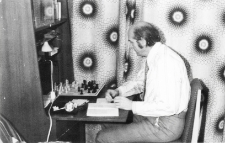 [Ryszard Sternik przy szachownicy. 1]