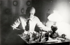 [Ryszard Sternik przy szachownicy. 2]