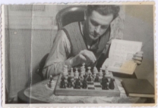 [Ryszard Sternik przy szachownicy. 3]