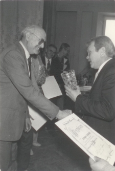 [Wręczenie nagrody Ryszardowi Sternikowi za zajęcie III miejsca w Szachowych Mistrzostwach Geodetów w Olsztynie]