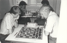 [Rozgrywka Ryszarda Sternika z młodym szachistą]