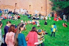 [Widzowie turnieju rycerskiego na podzamczu w Działdowie]