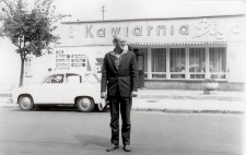 [Ryszard Sternik przed kawiarnią "Ptyś" w Augustowie]