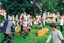 [Zaimprowizowana walka rycerzy "o most" na podzamczu w Działdowie. 1]