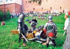 [Zaimprowizowana walka rycerzy "o most" na podzamczu w Działdowie. 2]