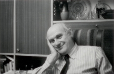 [Ryszard Sternik w swoim mieszkaniu]