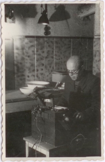 [Jan Sternik w ciemni olsztyńskiego zakładu fotograficznego. 1]