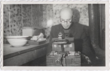 [Jan Sternik w ciemni olsztyńskiego zakładu fotograficznego. 2]