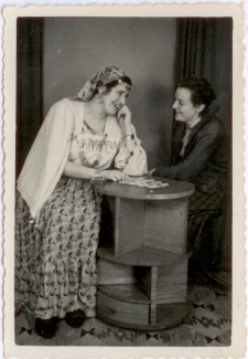 [W zakładzie fotograficznym "Miś" w Olsztynie]