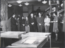 [Zwiedzający na wystawie "Panorama XXX-lecia" w Warszawie. 2]