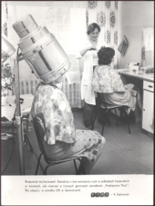 [Zakład fryzjerski ośrodka "Praktyczna Pani" Gminnej Spółdzielni "Samopomoc Chłopska" w Jezioranach]