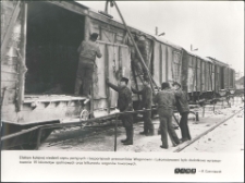 [Remont wagonów towarowych w olsztyńskiej Wagonowni]