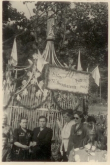 [Pielgrzymi przy kapliczce podczas obchodów 70-tej rocznicy Objawień w Gietrzwałdzie. 2]