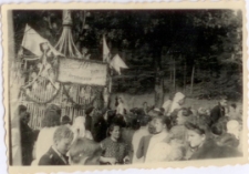 [Pielgrzymi przy kapliczce podczas obchodów 70-tej rocznicy Objawień w Gietrzwałdzie. 3]