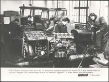 [Remont ciągników w warsztacie POM w Słupach]