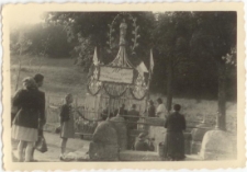 [Pielgrzymi przy kapliczce podczas obchodów 70-tej rocznicy Objawień w Gietrzwałdzie. 4]