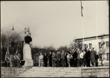 [Uroczystość przy pomniku Rocha w Mrągowie. 1]