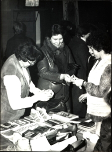 [Stoisko z książkami]