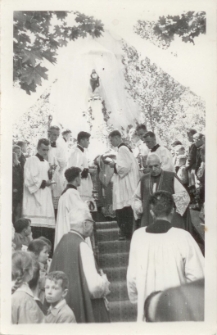 [Ołtarz polowy na ul. Pieniężnego w Olsztynie podczas uroczystości Bożego Ciała]