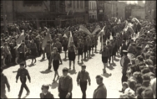 Harcerze w pochodzie pierwszomajowym w Mrągowie. [2]