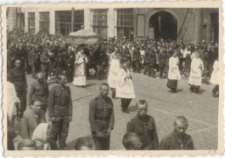 [Wojsko w procesji Bożego Ciała w Olsztynie w 1946 r. 1]