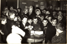 [Projekcja filmu w Oddziale dla dzieci w Powiatowej i Miejskiej Biblioteki Publicznej w Mrągowie 1963. 2]