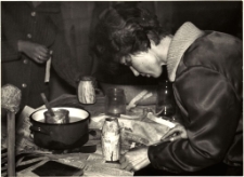 [Bibliotekarki przy klejeniu kukiełek]