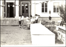 [Przygotowania do imprezy przed domem kultury w Mrągowie. 1]