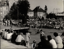 [Występy artystyczne na Placu Zwycięstwa w Mrągowie. 1]