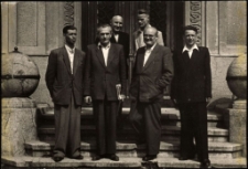 [Mężczyźni na schodach siedziby Urzędu Miasta w Mrągowie]