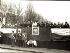 [Trybuna honorowa podczas pochodu pierwszomajowego. 1]