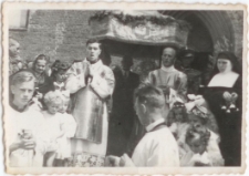 [Wyjście procesji Bożego Ciała z katedry św. Jakuba w Olsztynie w 1946 r. 2]