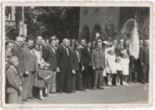 [Wierni przed procesją Bożego Ciała w Olsztynie w 1946 r.]