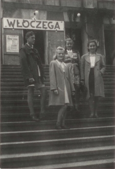 [Na schodach Teatru im. Stefana Jaracza w Olsztynie. 1]