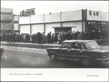 [Kolejka przed sklepem PSS "Społem" w Olsztynie]