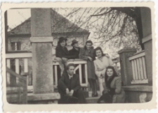 [Na schodach Teatru im. Stefana Jaracza w Olsztynie. 3]