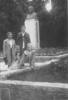 [Przed pomnikiem Stefana Jaracza w Olsztynie]